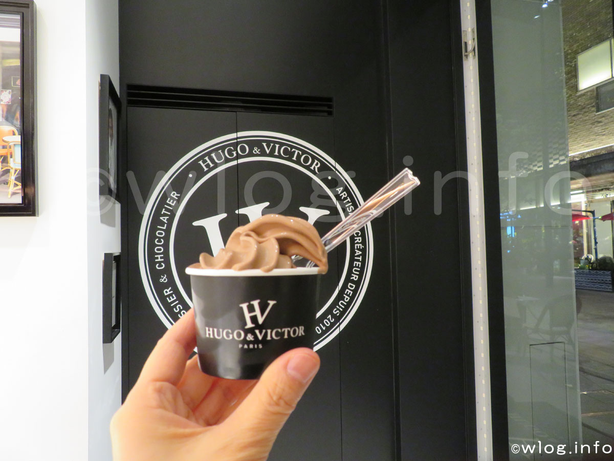 日本橋高島屋のカフェ「HUGO＆VICTOR」のチョコレートソフトクリーム。持ち帰り専用。